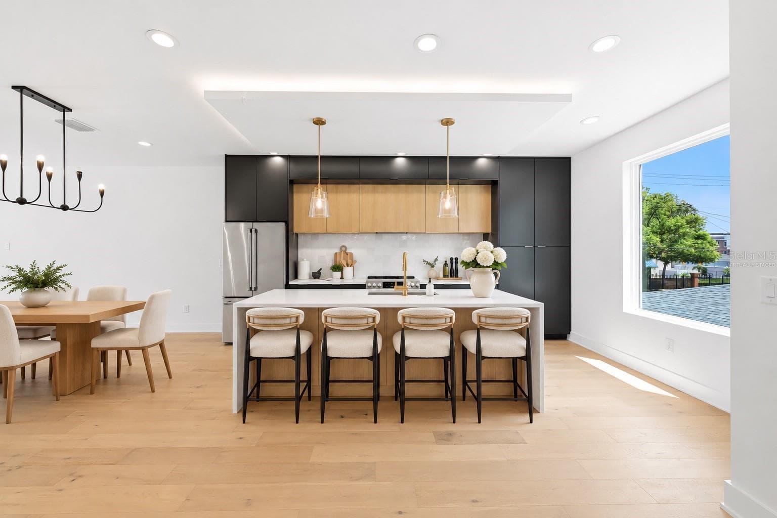 Virtually staged - 310 W COLUMBUS DR #3, TAMPA