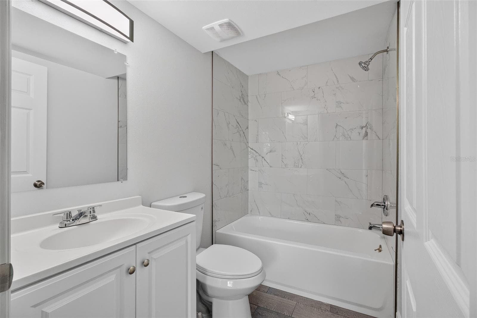 Guest bath - 876 116TH AVE N #103, ST PETERSBURG