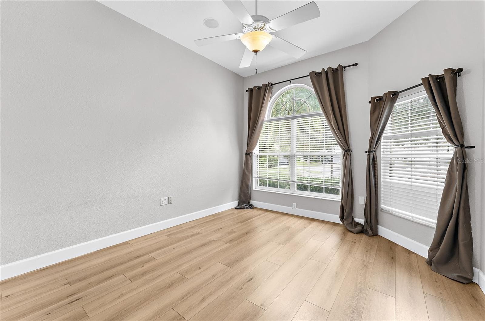 Single Family Residence at 6462 GOLDEN LEAF CT, LAKEWOOD RANCH, photo 7 of 35