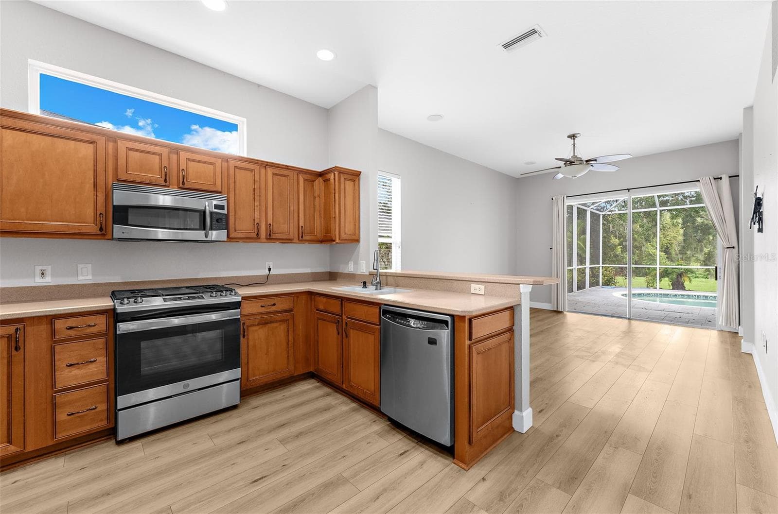 Single Family Residence at 6462 GOLDEN LEAF CT, LAKEWOOD RANCH, photo 12 of 35