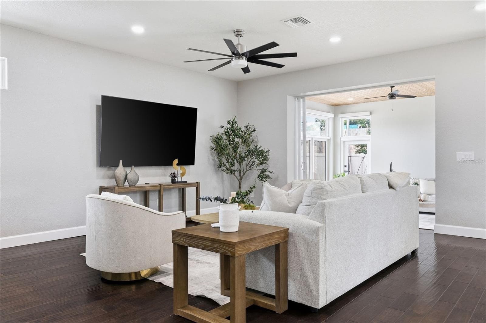 Single Family Residence at 906 W PENINSULAR ST, TAMPA, photo 7 of 38