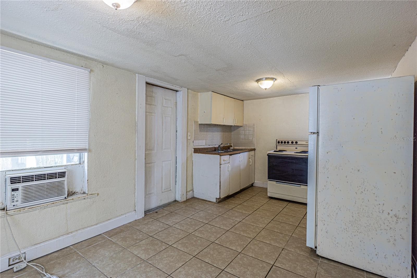 Apartment at 113 W HANLON ST, TAMPA, photo 5 of 12