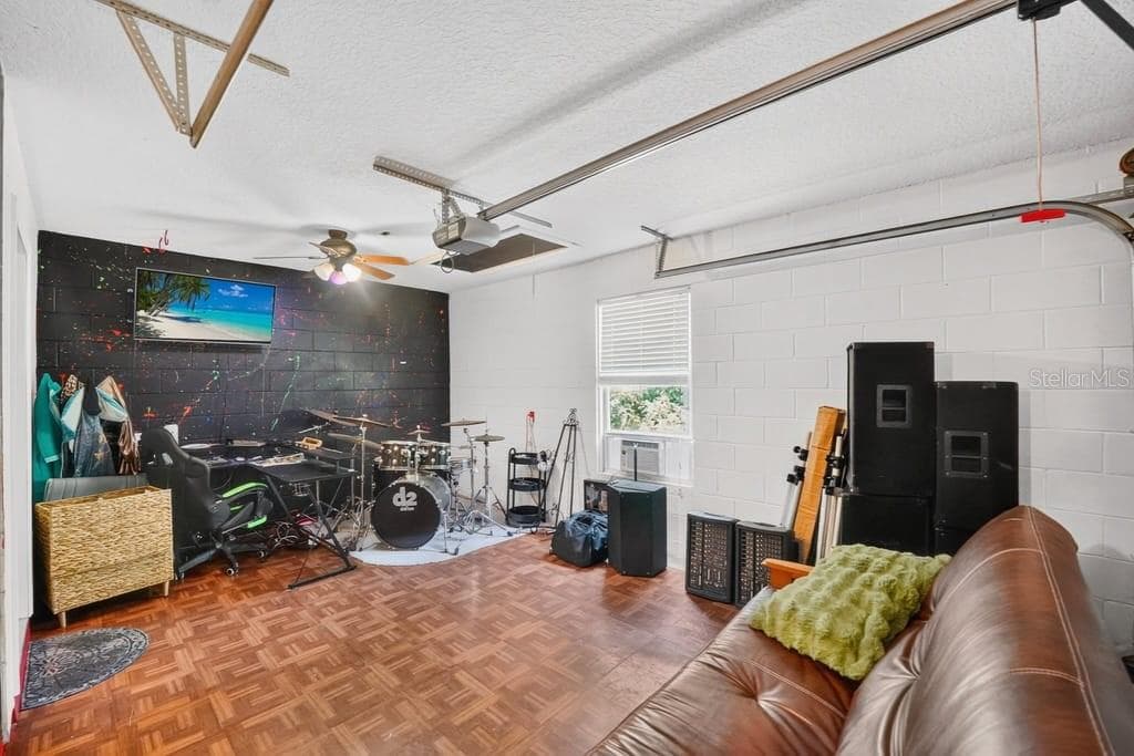 versatile 1.5 car garage - 1580 DELAND AVE, ORANGE CITY