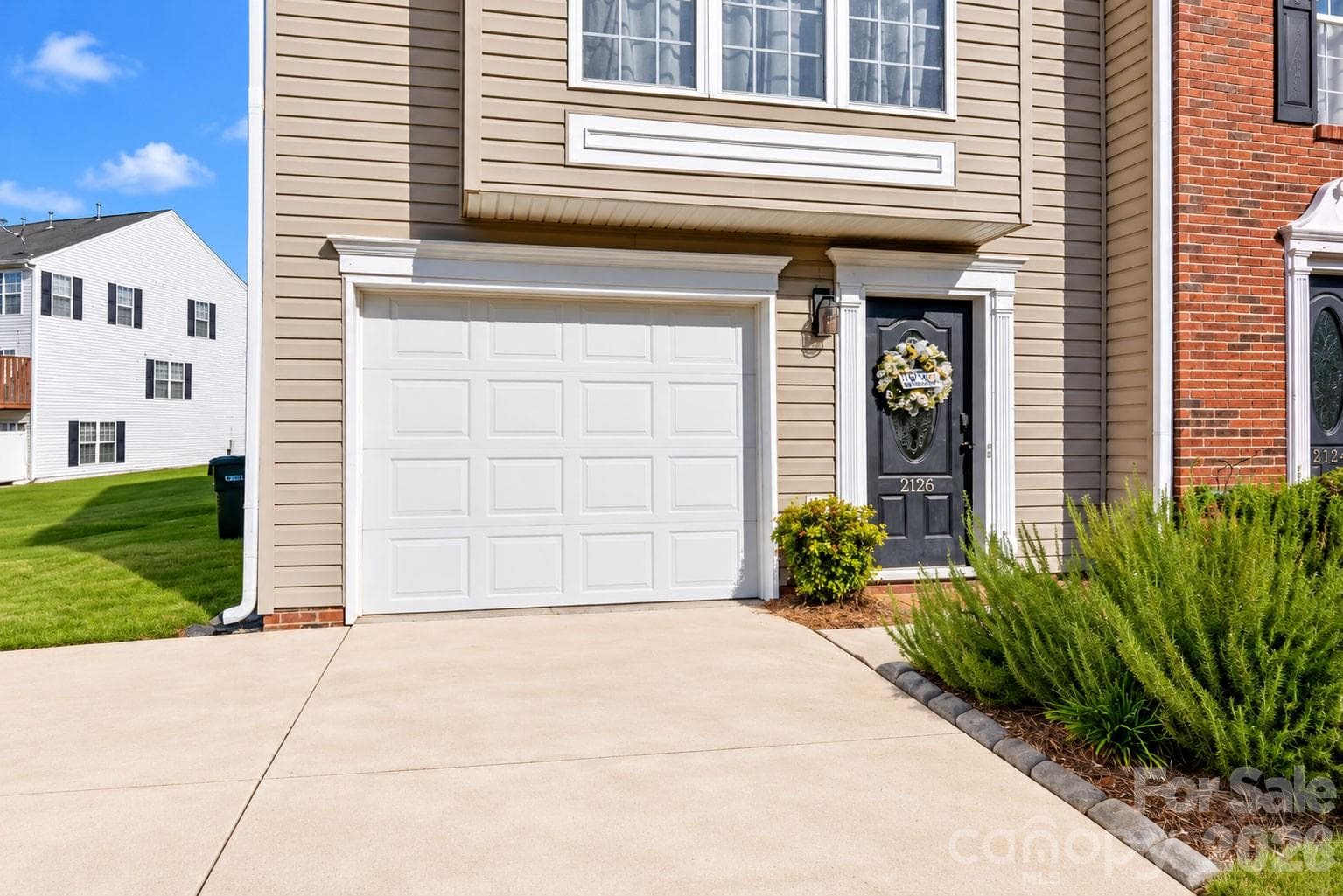 Single Family Residence at 2126 Midnight Blue Lane, Fort Mill, photo 3 of 17