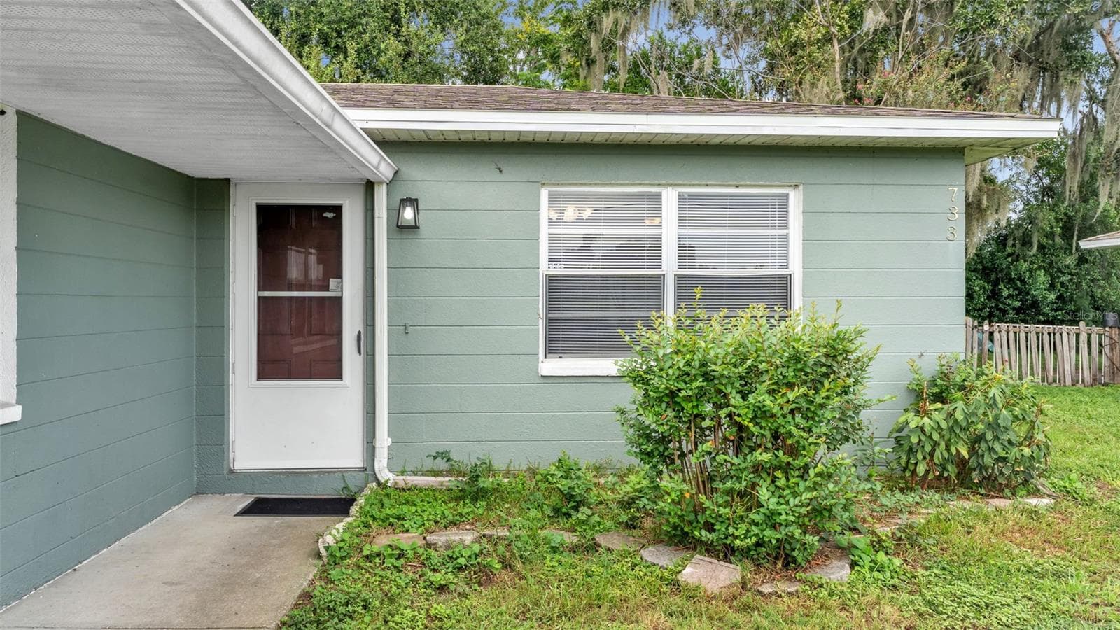 Half Duplex at 733-735 LONGFELLOW BLVD, LAKELAND, photo 3 of 46