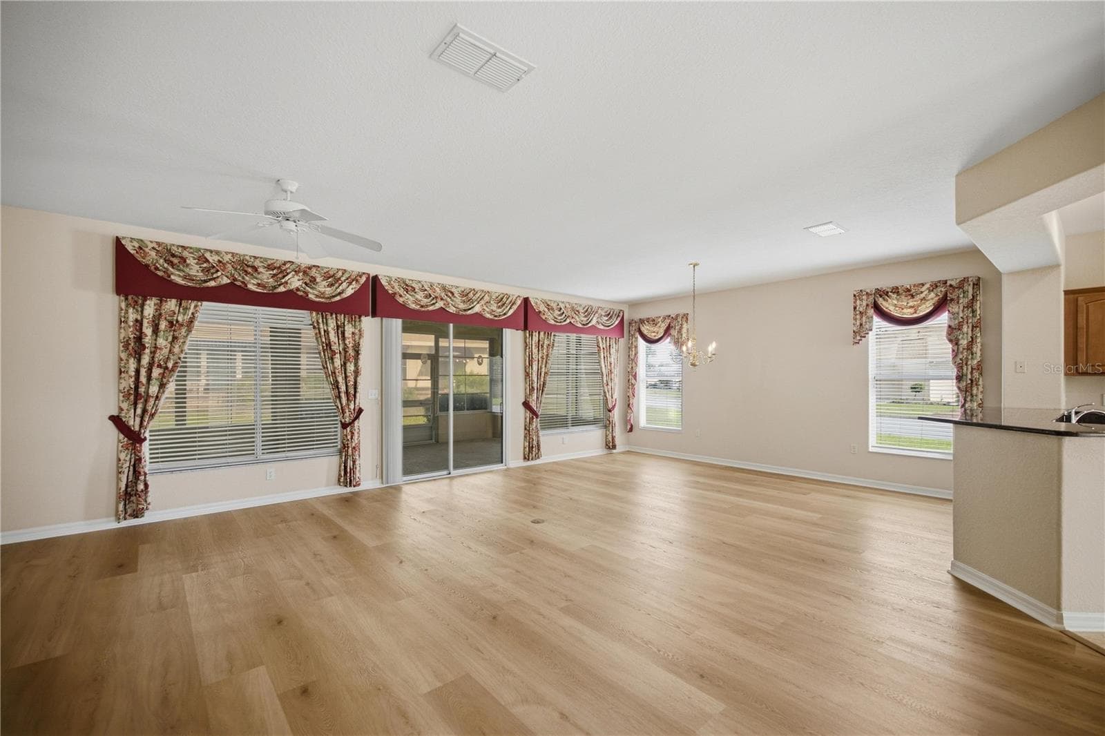 Blank canvas, combined livingroom and dinning room! - 9495 SE 130TH PLACE RD, SUMMERFIELD