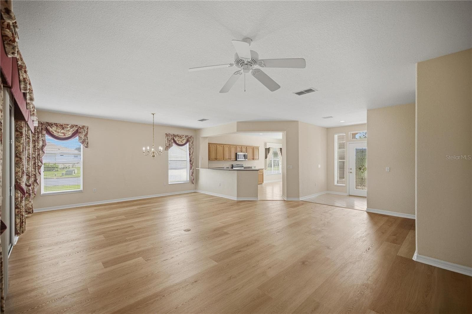 Open floor plan, great for entertaining! - 9495 SE 130TH PLACE RD, SUMMERFIELD