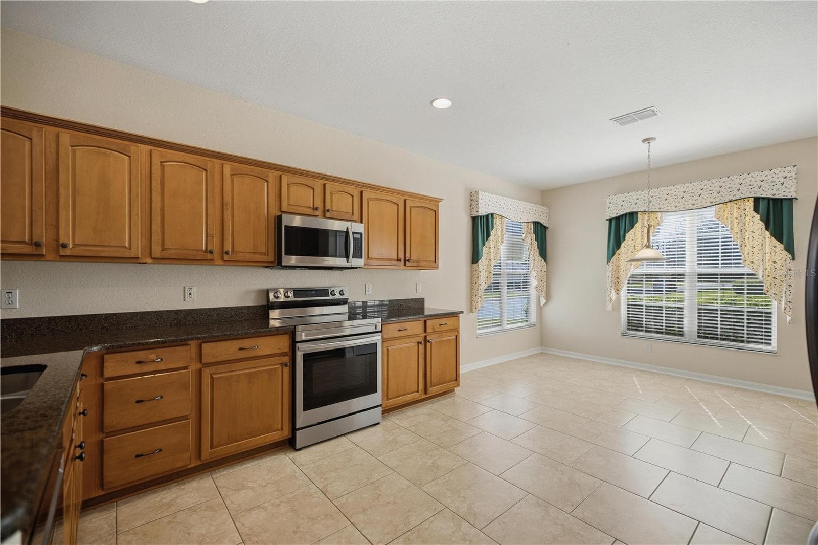 Large expansive kitchen with maple cabinets and granite counter tops! - 9495 SE 130TH PLACE RD, SUMMERFIELD
