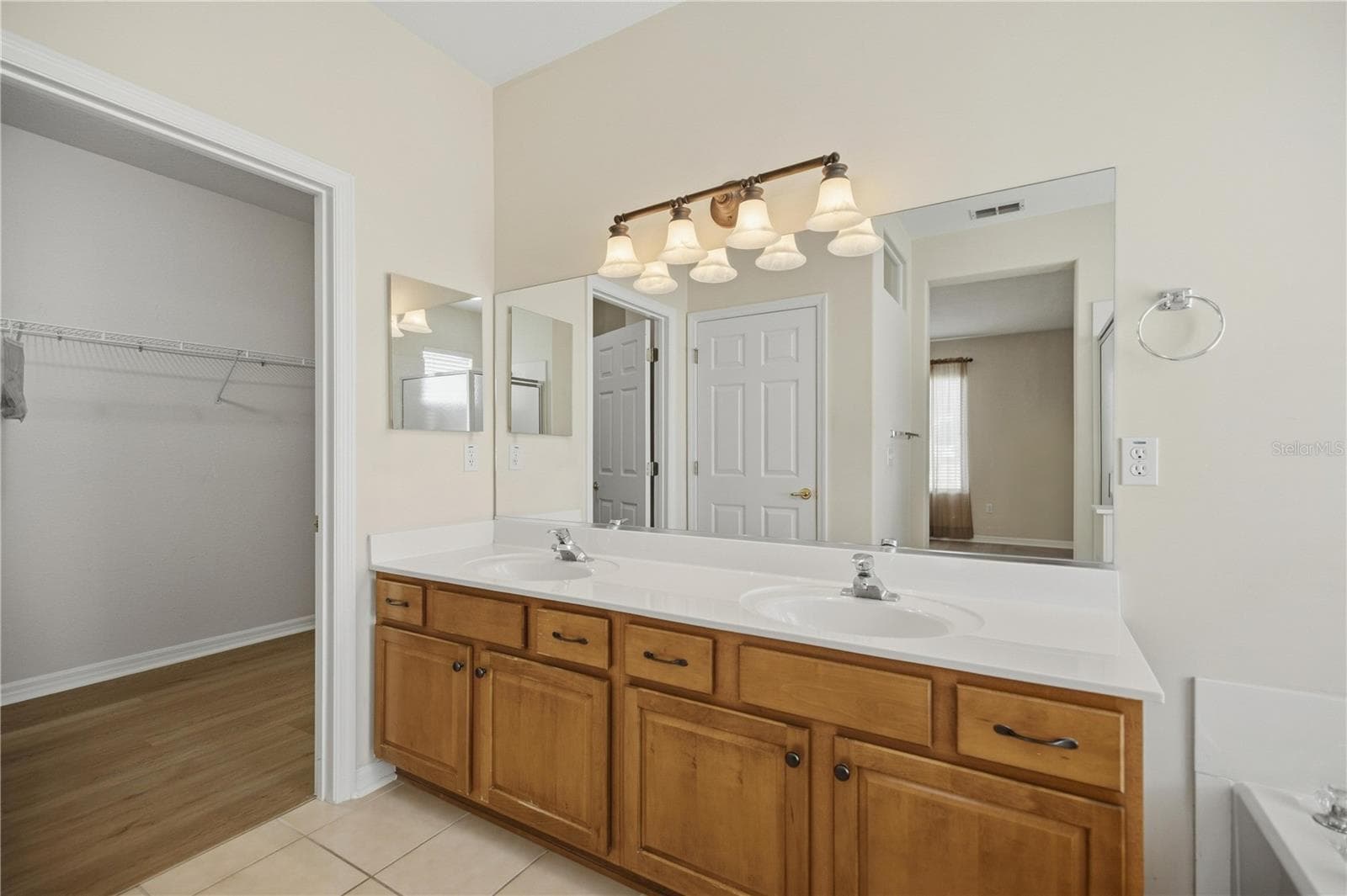 well equiped primary en-suite with dual sinks! - 9495 SE 130TH PLACE RD, SUMMERFIELD