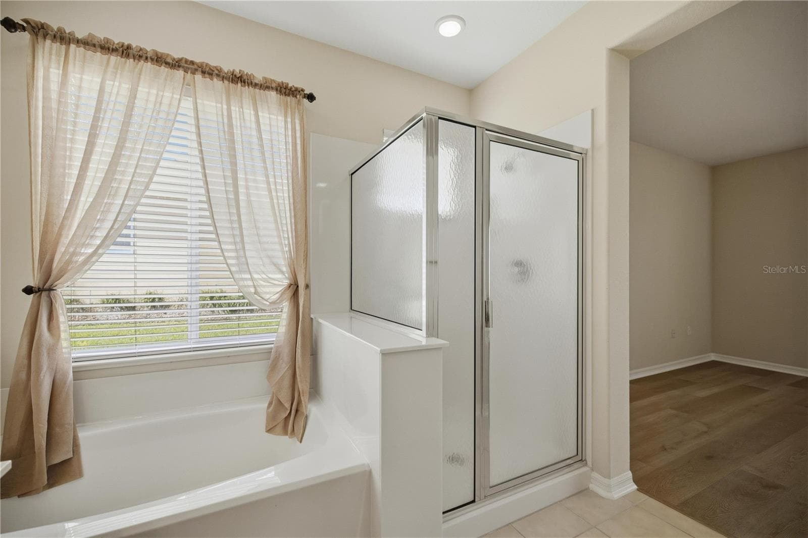Primary en-suite with soaker tub and shower! - 9495 SE 130TH PLACE RD, SUMMERFIELD