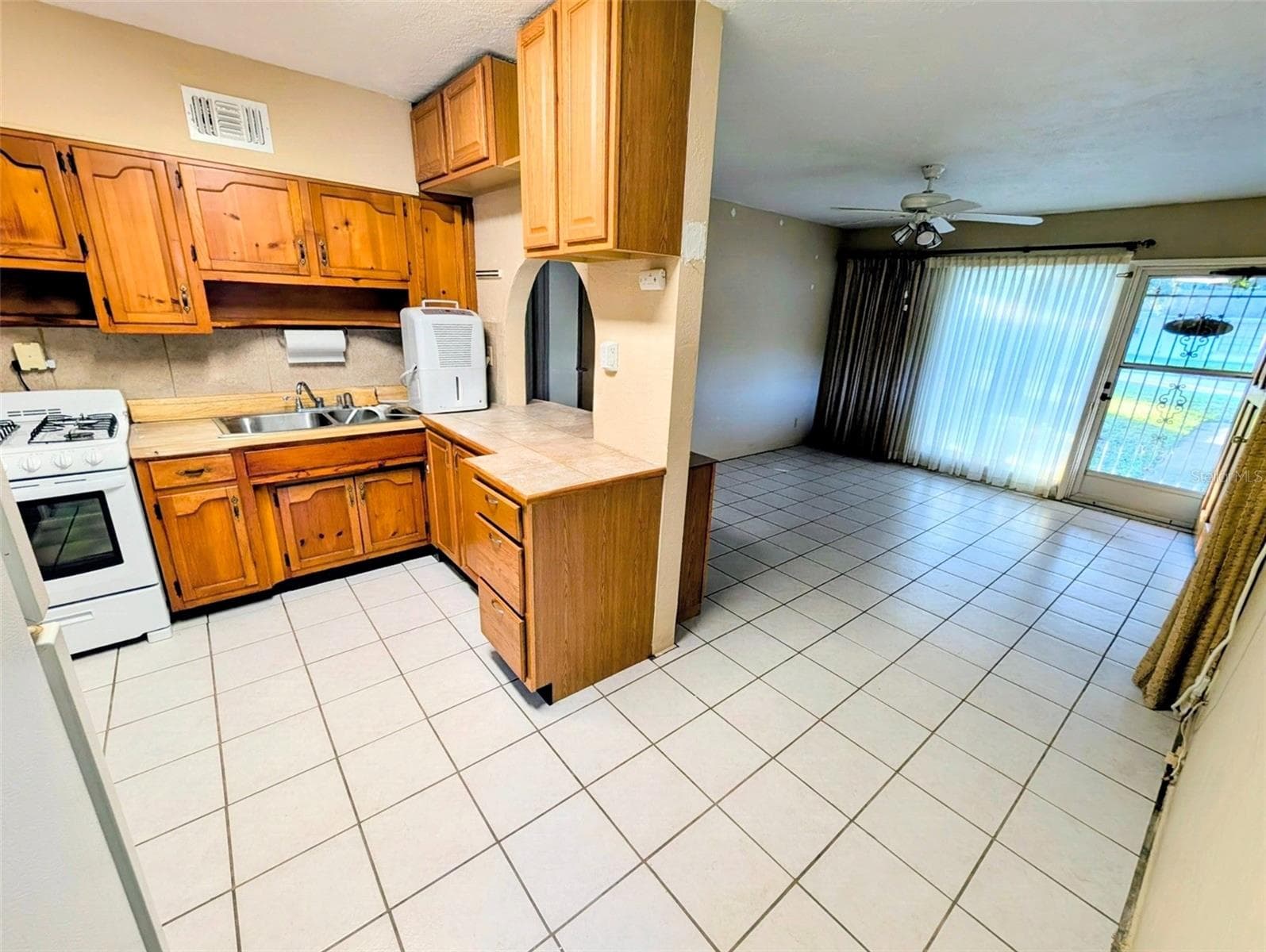 Single Family Residence at 824 E 9TH AVE, NEW SMYRNA BEACH, photo 4 of 15