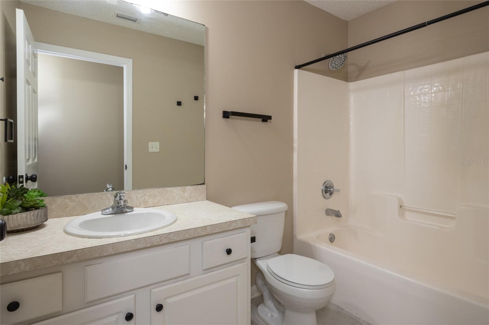 Secondary Bathroom - 71 RANDOLPH DR, PALM COAST