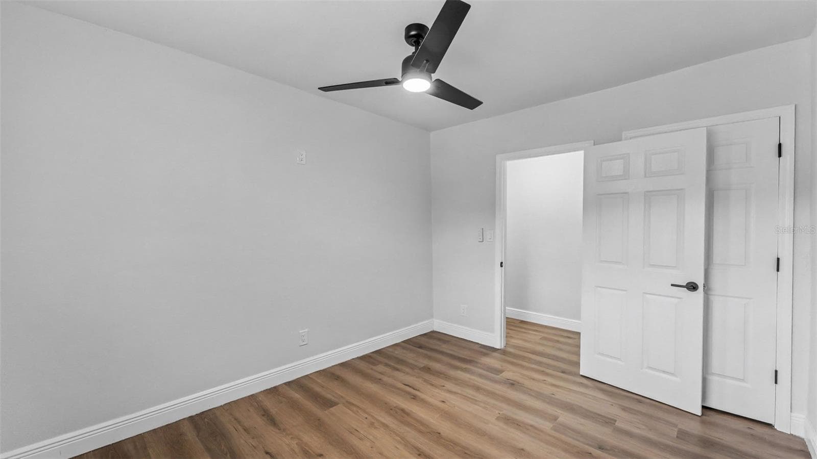 Single Family Residence at 211 W VALENCIA ST, LAKELAND, photo 26 of 43