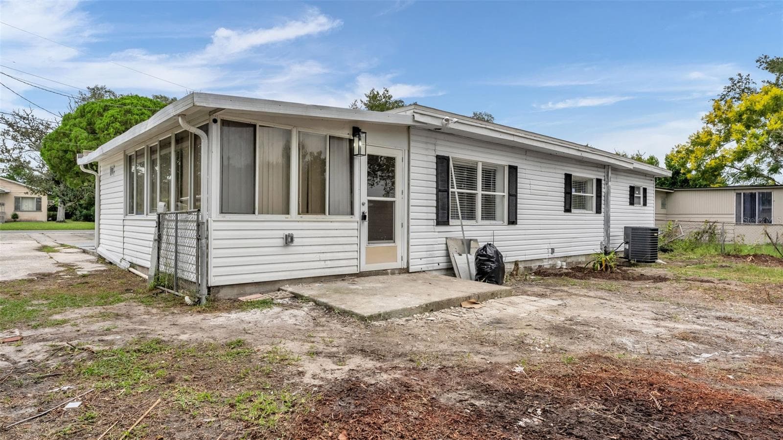 Single Family Residence at 211 W VALENCIA ST, LAKELAND, photo 34 of 43