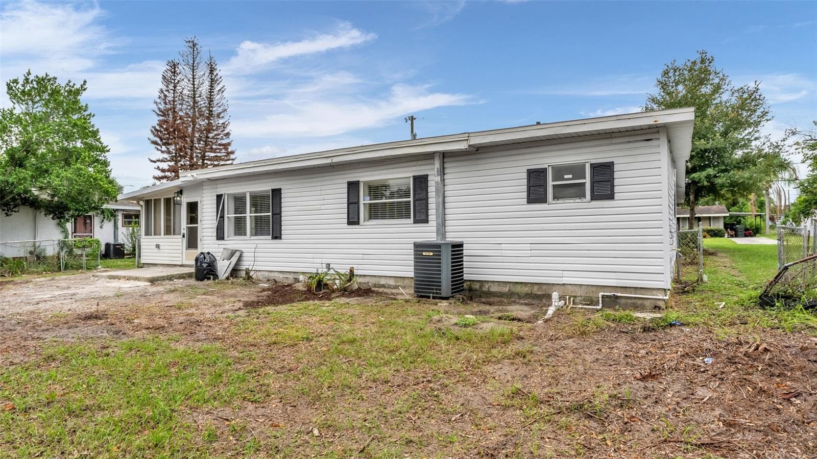 Single Family Residence at 211 W VALENCIA ST, LAKELAND, photo 36 of 43