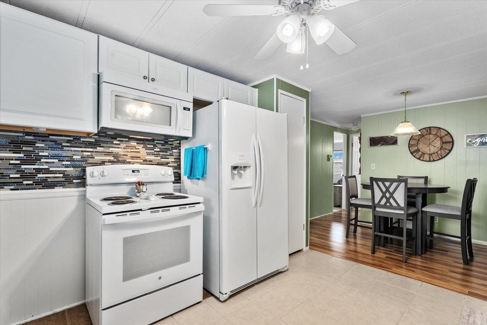 Manufactured Home at 560 FAIRMOUNT DR, NORTH PORT, photo 4 of 37