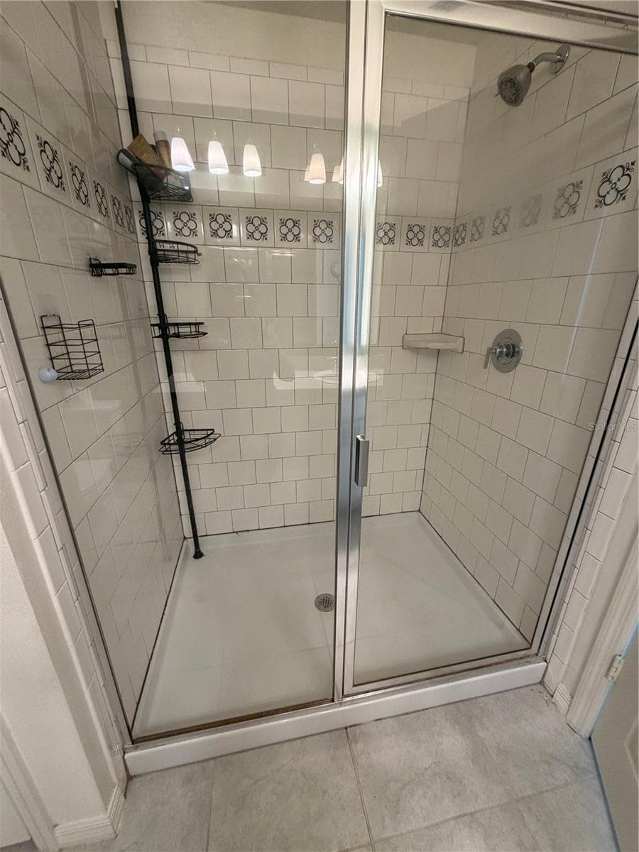 Principal Bathroom - 2500 BEGONIA ST, MASCOTTE