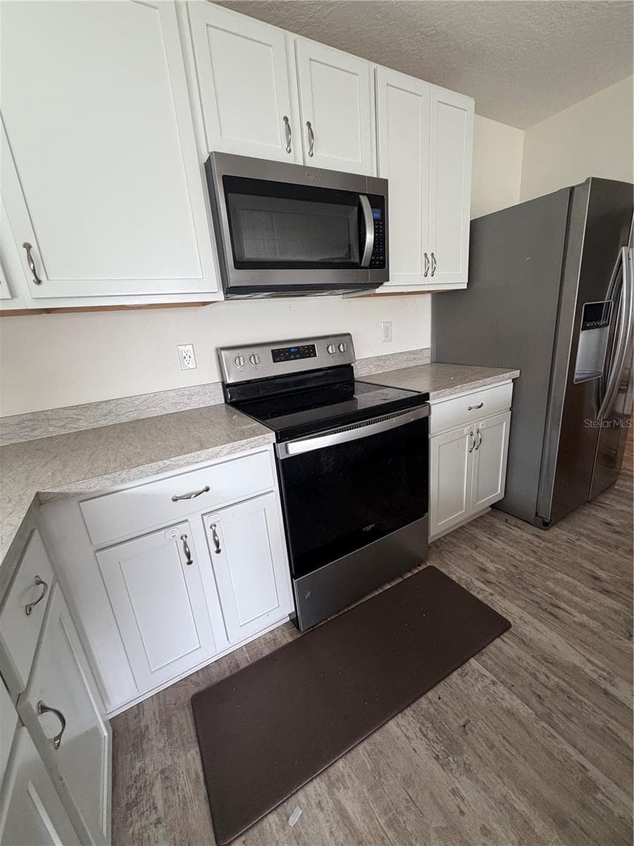 Kitchen - 2500 BEGONIA ST, MASCOTTE