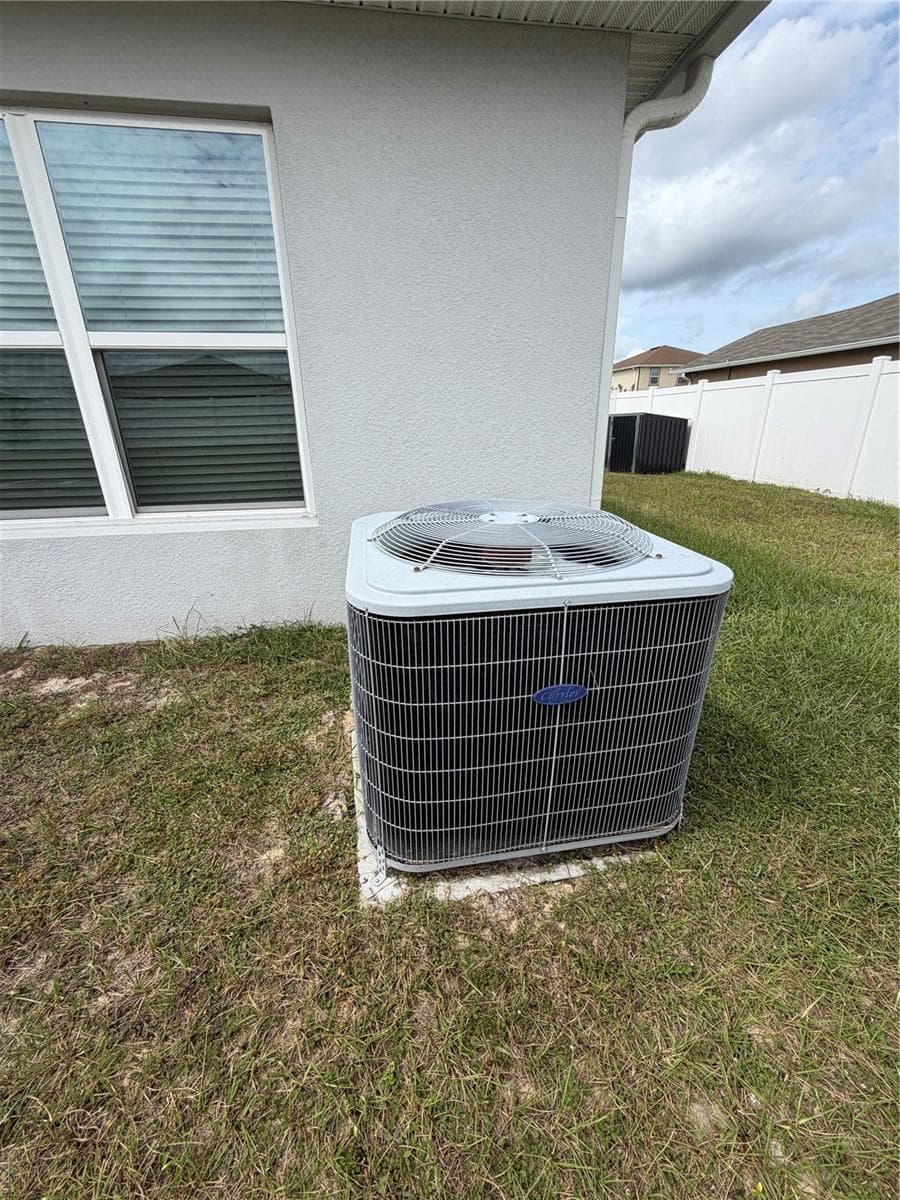 Air conditioning unit - 2500 BEGONIA ST, MASCOTTE