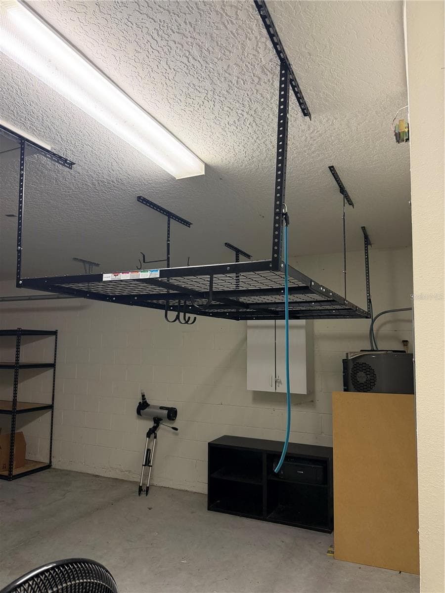 Garage - 2500 BEGONIA ST, MASCOTTE