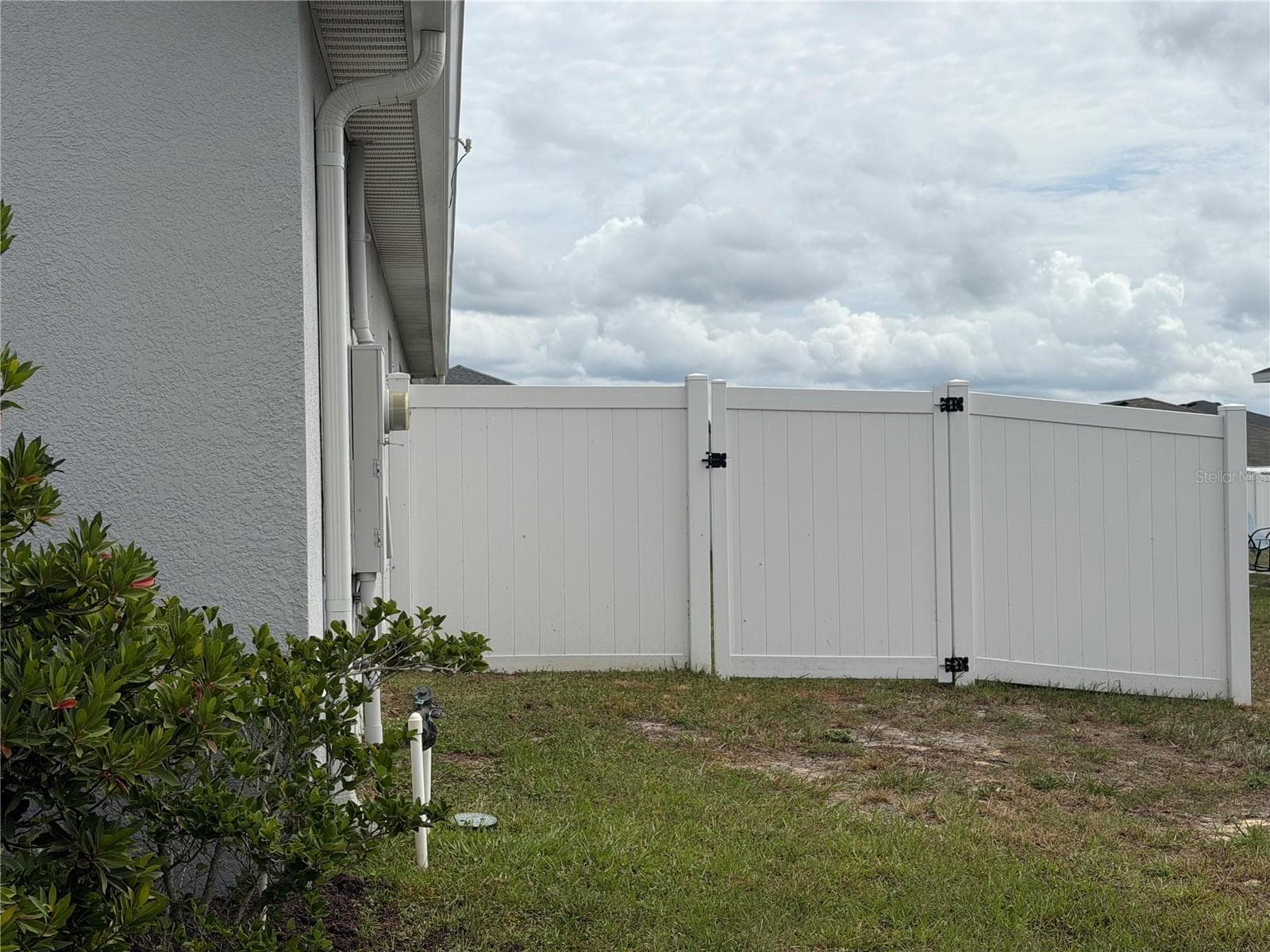 Right fence gate - 2500 BEGONIA ST, MASCOTTE