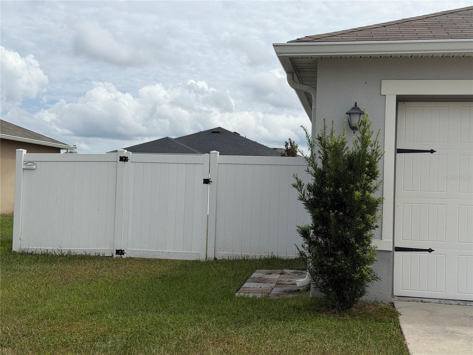 Left fence gate - 2500 BEGONIA ST, MASCOTTE