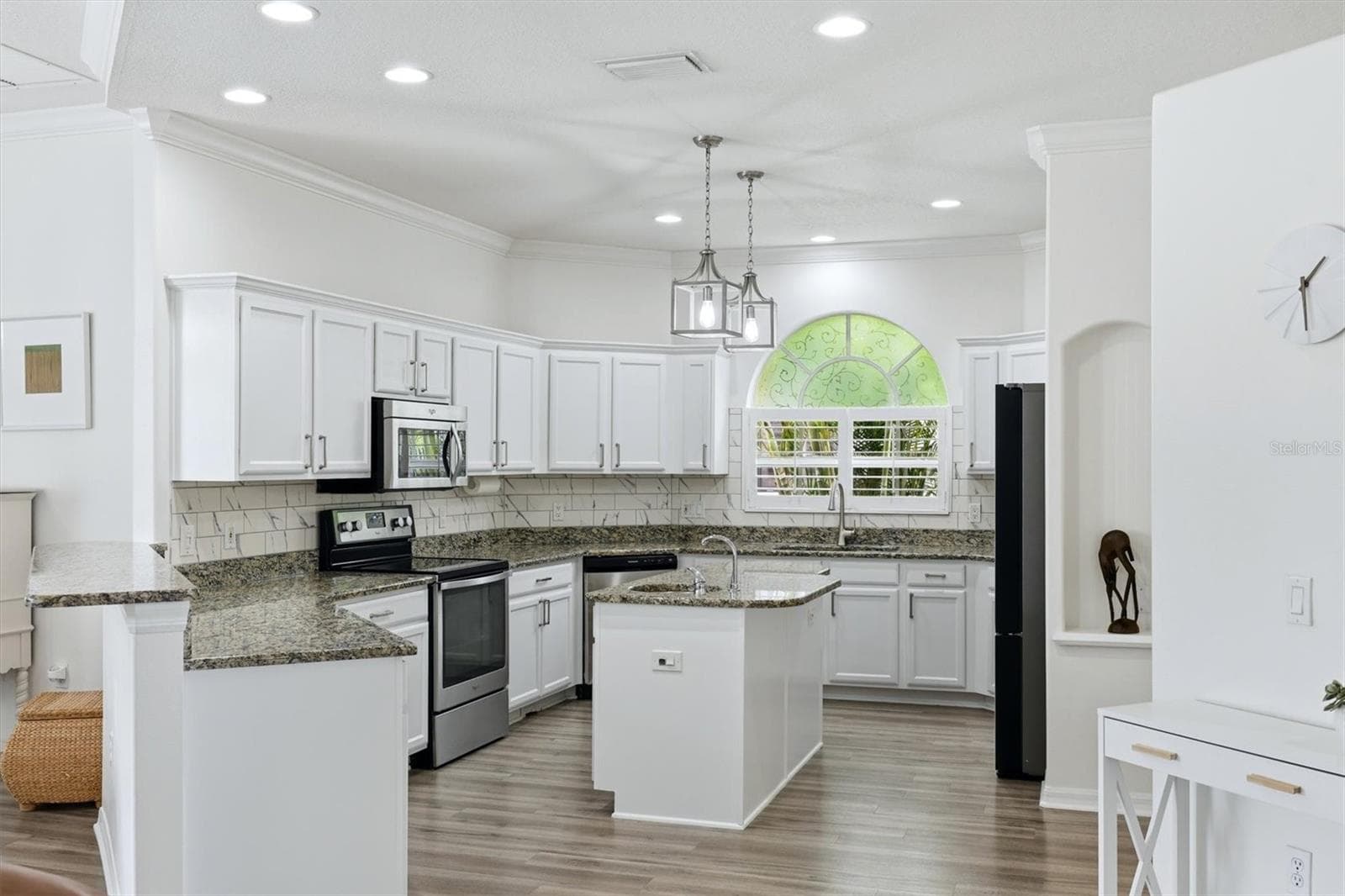 Island with additional sink - 5847 LEXINGTON DR, PARRISH