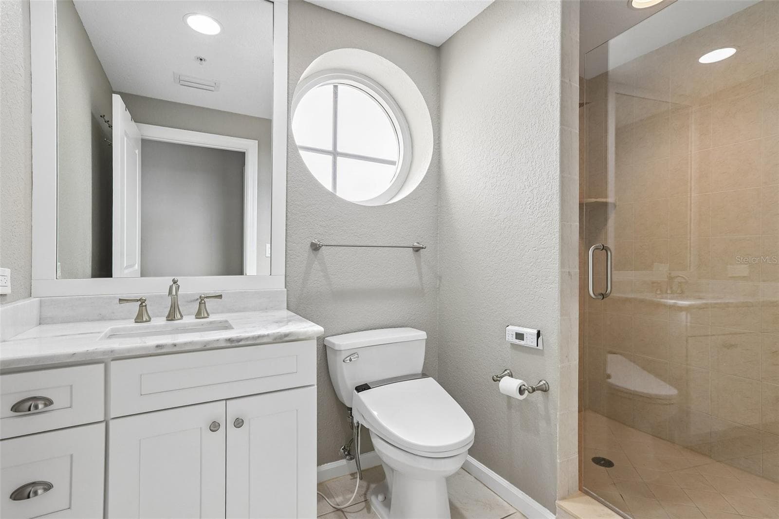 Hall Bathroom - 5823 BOWEN DANIEL DR #601, TAMPA