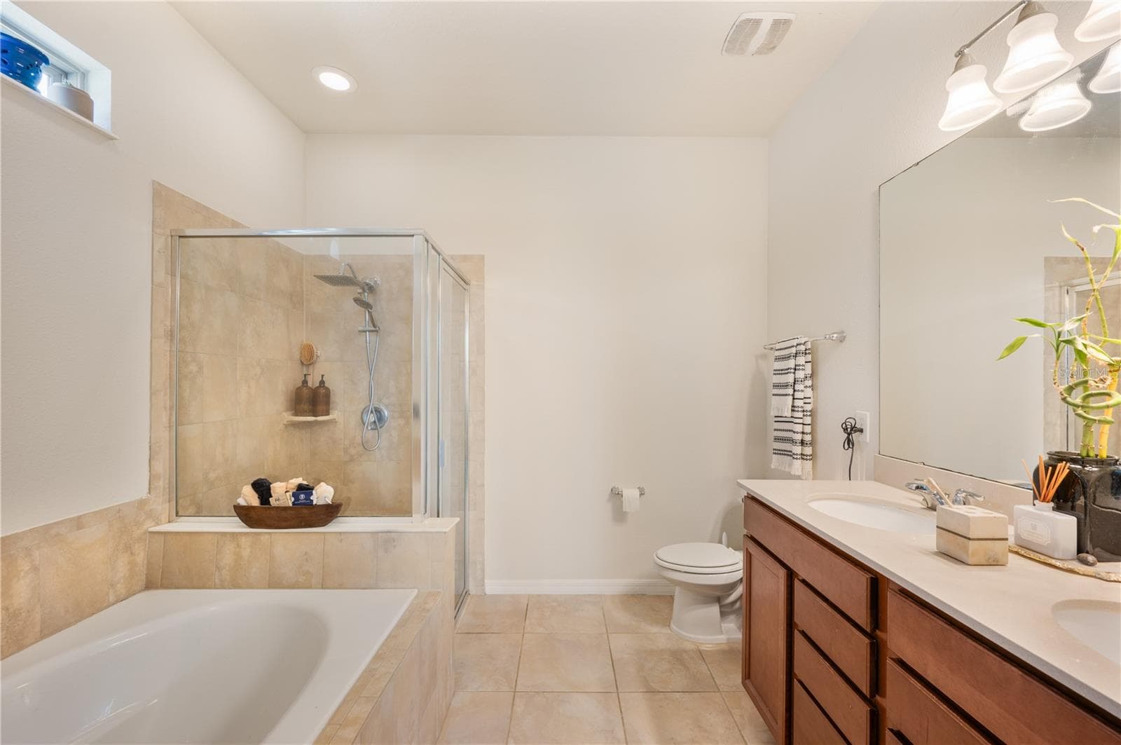 Primary Bath / Garden Tub / Dual Sinks - 8751 RINDGE RD, POLK CITY