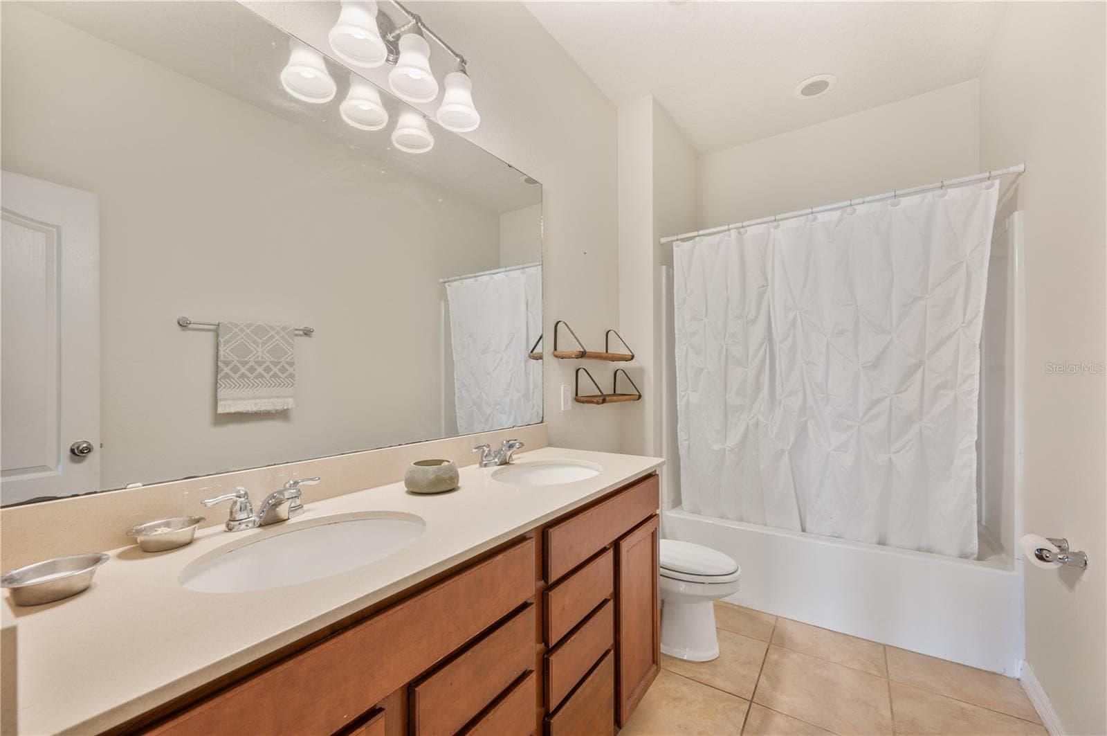 Hallway Bathroom / Dual Sinks - 8751 RINDGE RD, POLK CITY