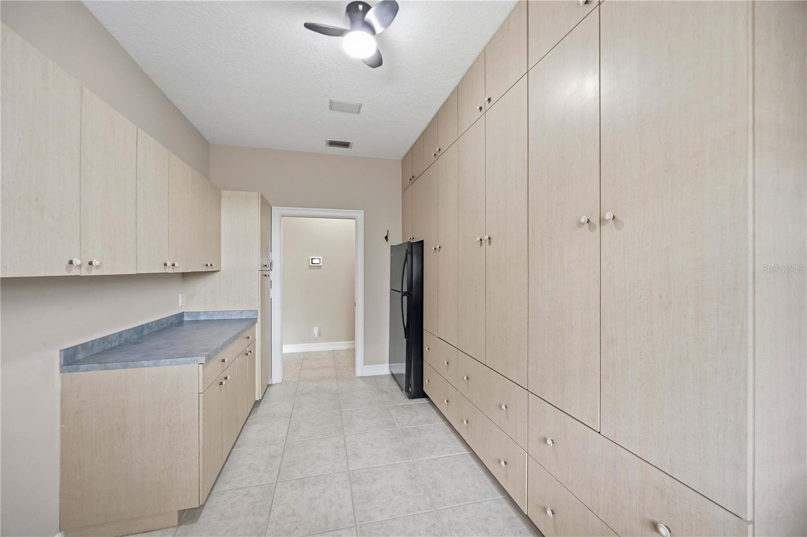 Laundry room with ample storage - 8543 SW AVIARY RD, ARCADIA