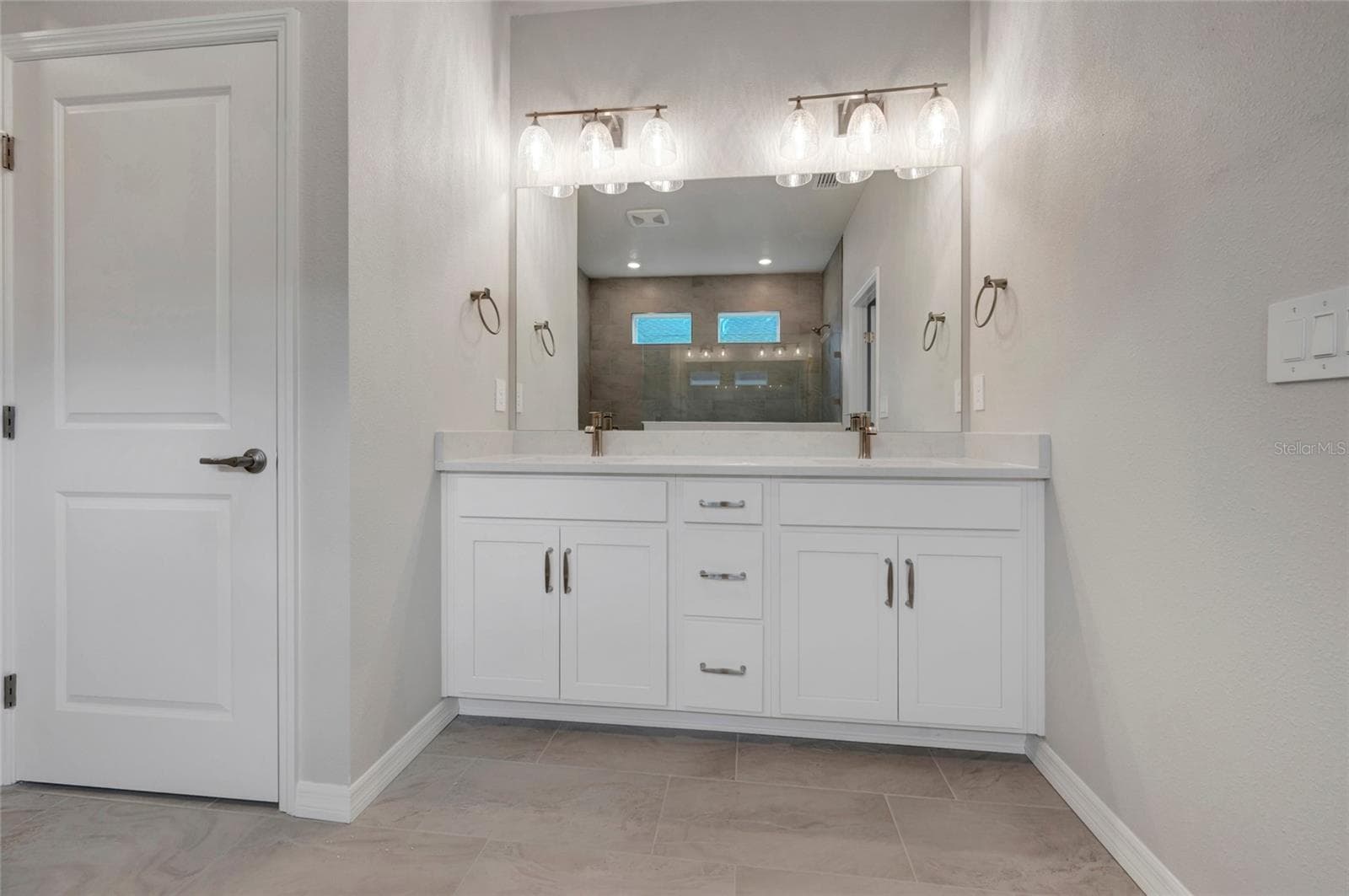 Owner's Bath - 439 SPRING HARVEST DR, PLANT CITY