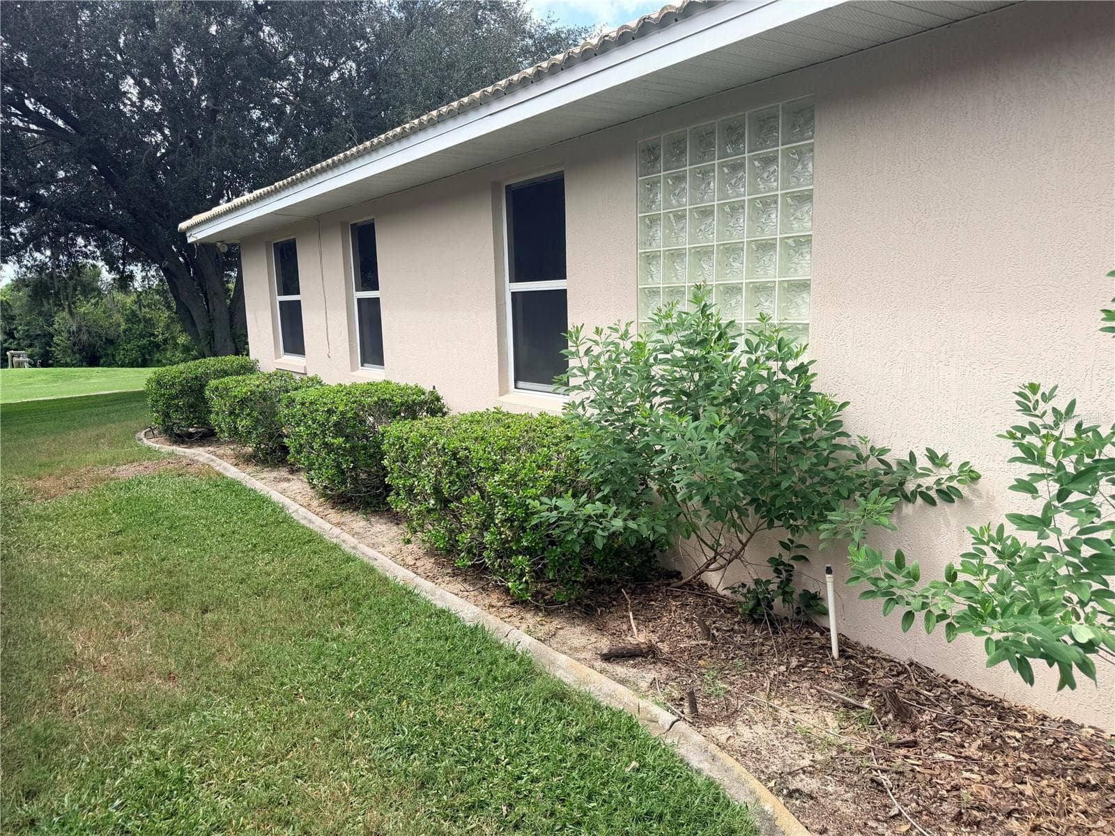 Single Family Residence at 208 GOLF AIRE BLVD, WINTER HAVEN, photo 8 of 13