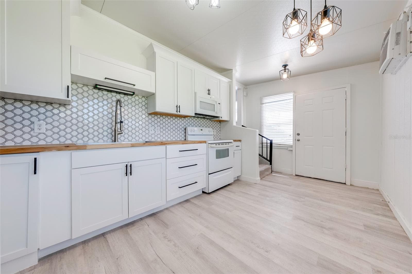 Manufactured Home at 1379 MAINSAIL LN, ST CLOUD, photo 4 of 35