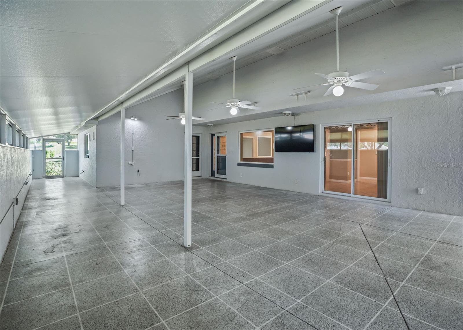 Covered courtyard w/Ceiling fans w/access to main home - 17681 SE 115TH CT, SUMMERFIELD