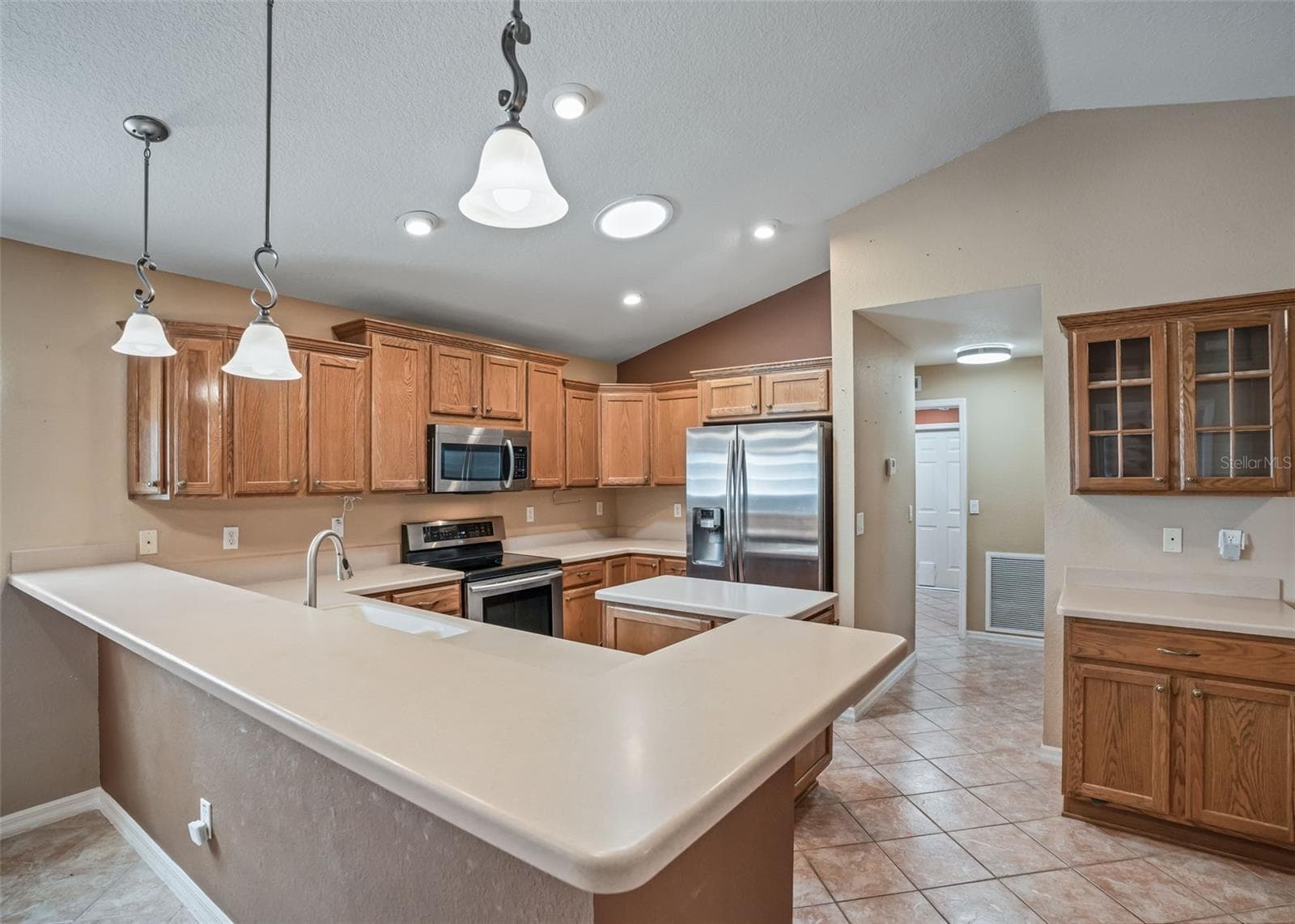Kitchen w/Corian Countertops - 17681 SE 115TH CT, SUMMERFIELD