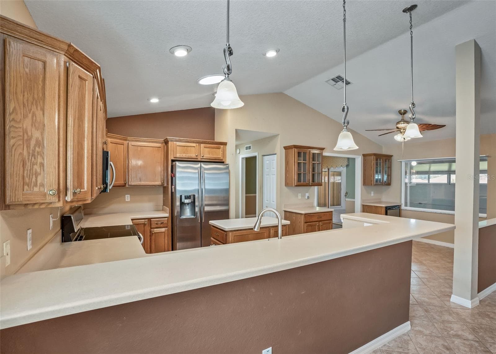 Huge Breakfast bar W/Upgraded Pendant Light Fixtures - 17681 SE 115TH CT, SUMMERFIELD