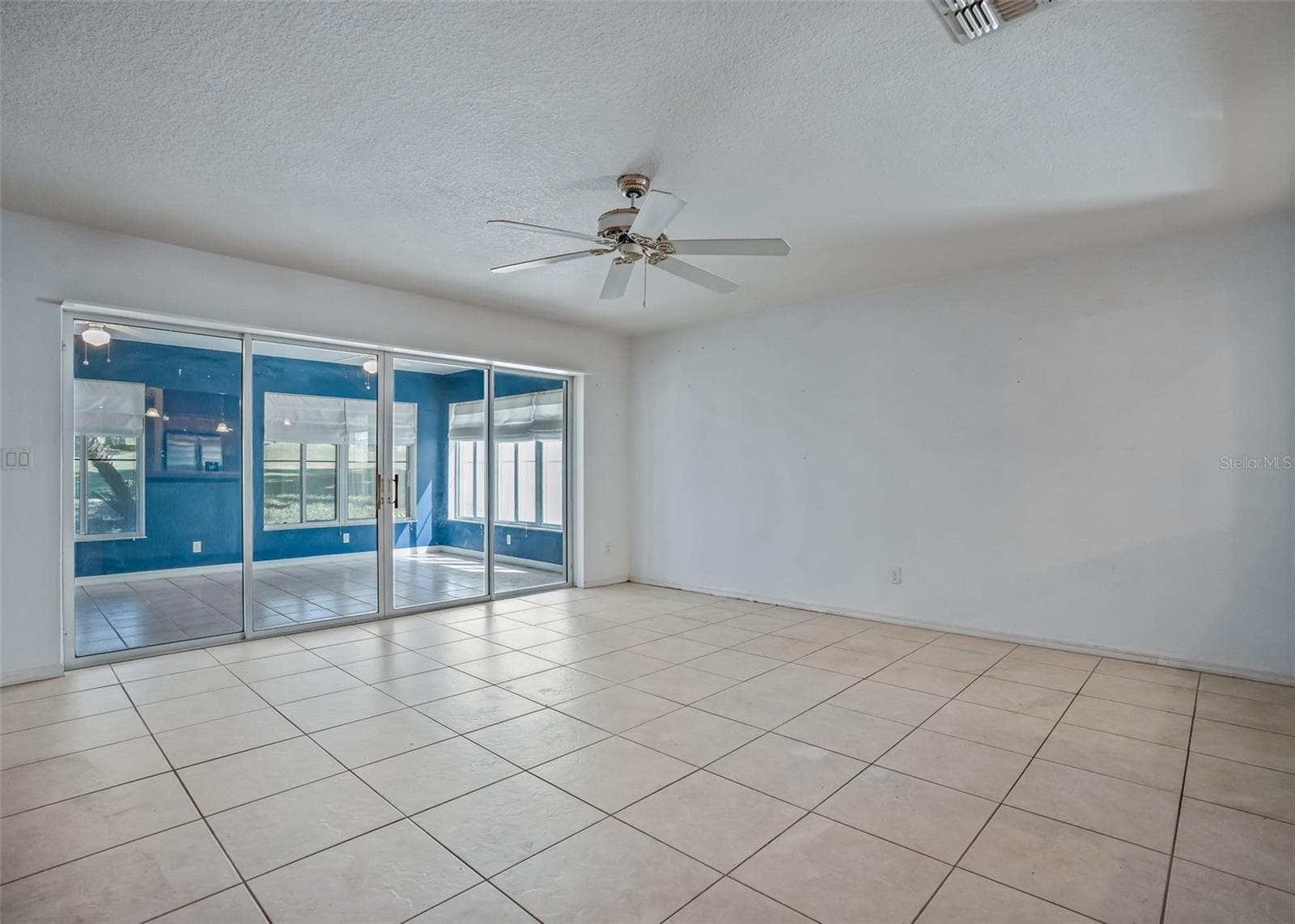 Living area w/Stackable sliding to Florida Rd - 17681 SE 115TH CT, SUMMERFIELD