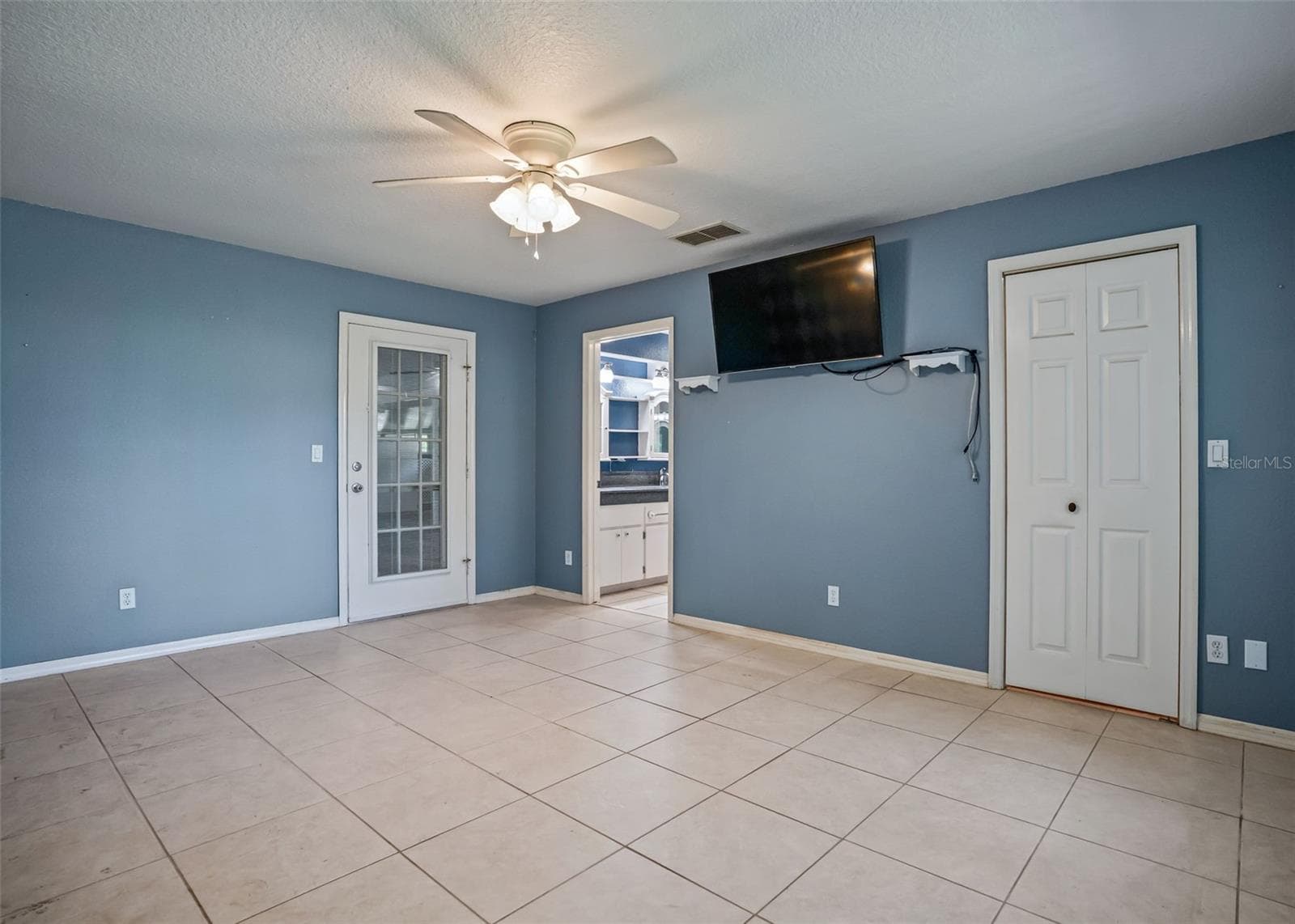Primary Suite w/Private access to Lanai, En Suite & Walk in Closet - 17681 SE 115TH CT, SUMMERFIELD