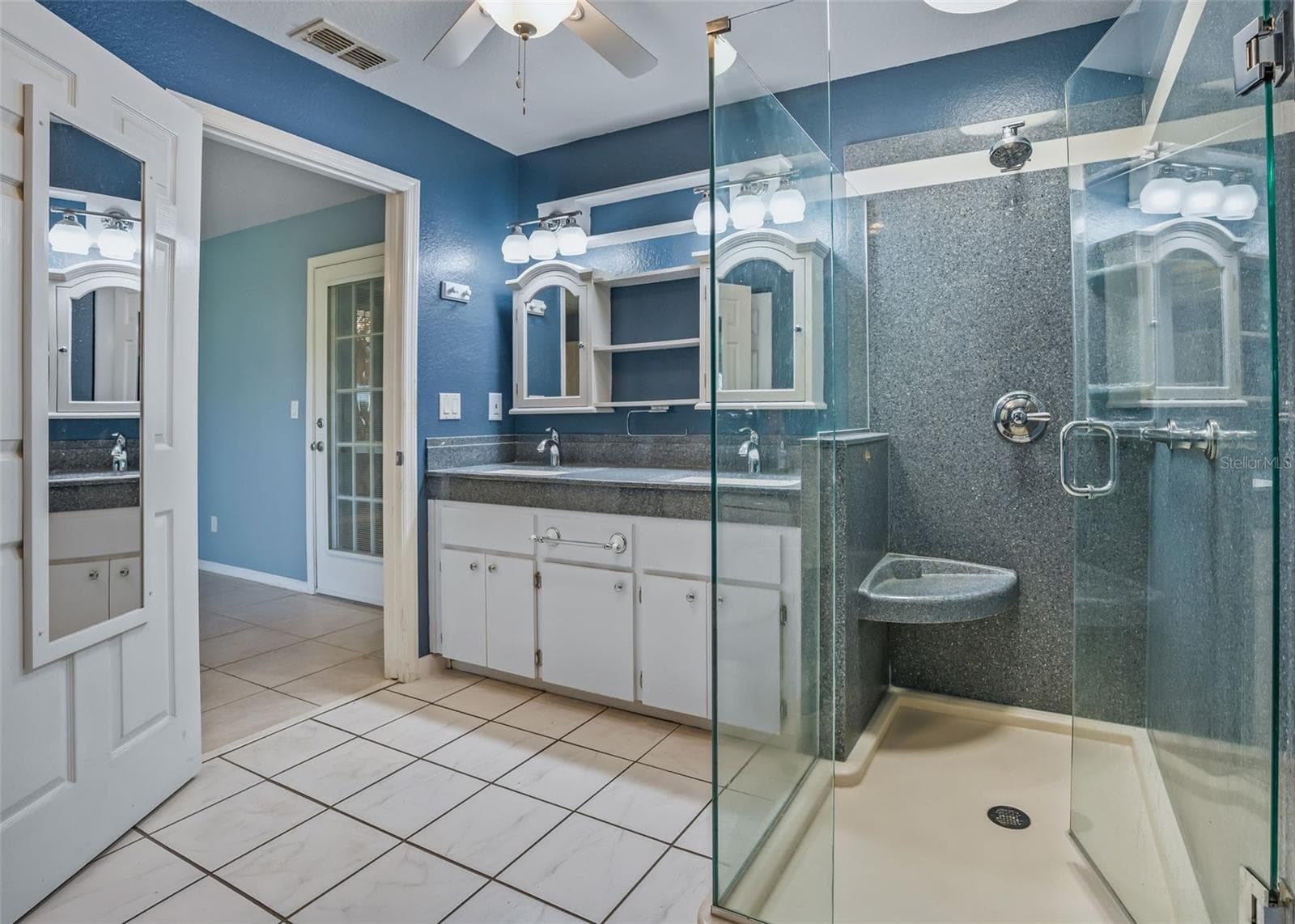 Walk in Shower w/Sitting Bench - 17681 SE 115TH CT, SUMMERFIELD