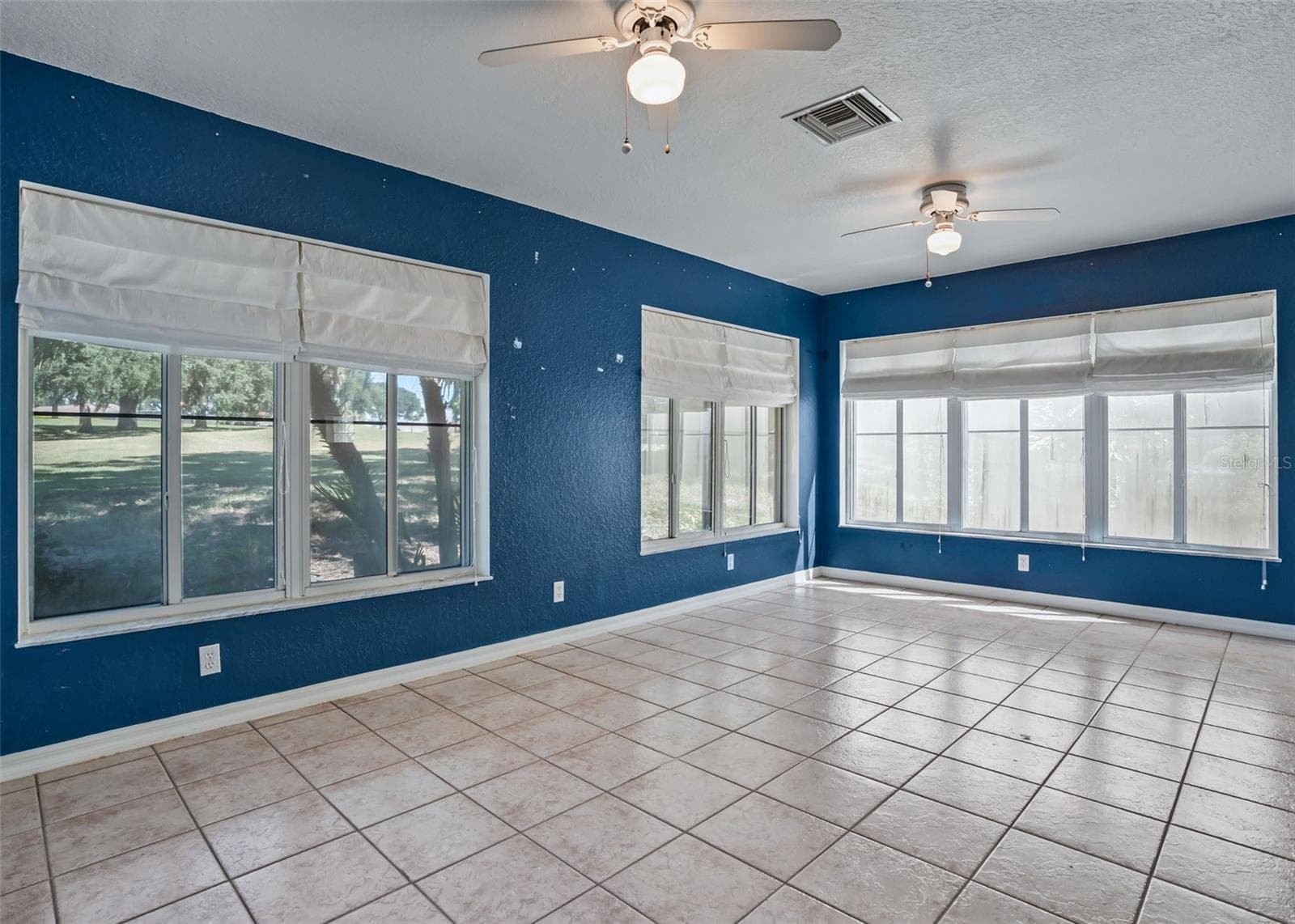 Florida room under airconditioning - 17681 SE 115TH CT, SUMMERFIELD