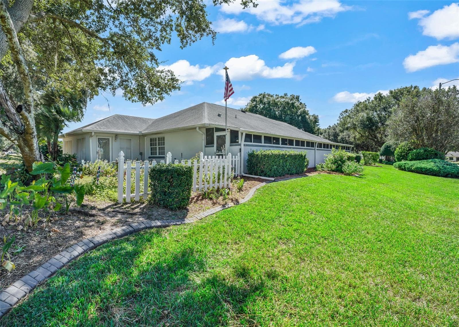 Privacy Landscape maintained by HOA - 17681 SE 115TH CT, SUMMERFIELD