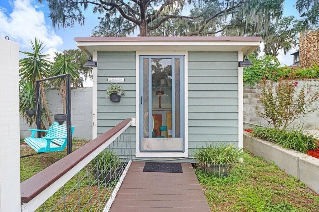 Detached Laundry space for ADU/Cottage - 11337 KNIGHTS GRIFFIN RD, THONOTOSASSA
