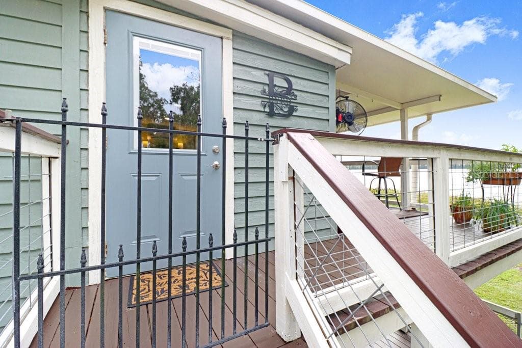 Enter upstairs - 11337 KNIGHTS GRIFFIN RD, THONOTOSASSA