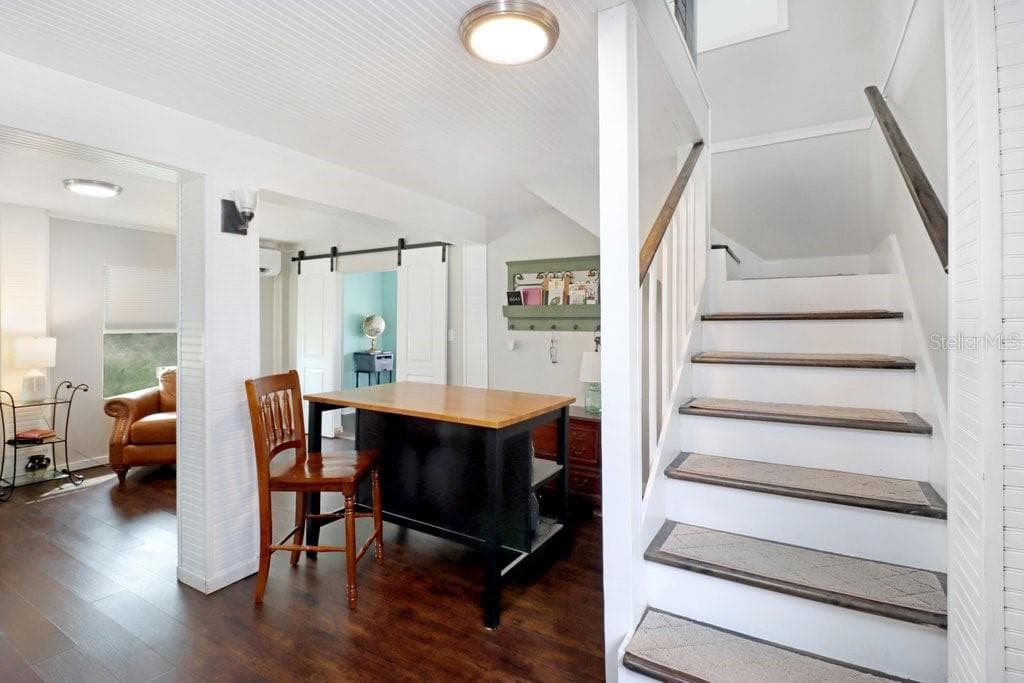 Down stairs to a secondary living space with Bedroom 3 and Primary Bedroom - 11337 KNIGHTS GRIFFIN RD, THONOTOSASSA