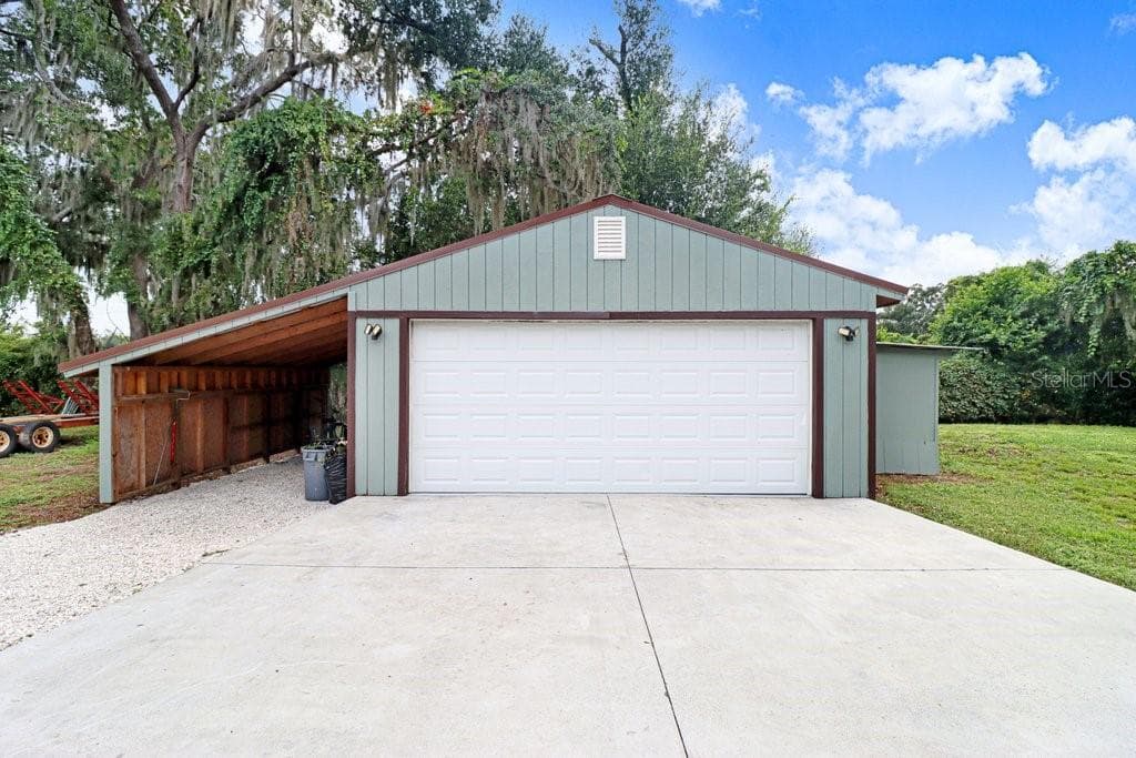 Large Workshop with working garage door and electric - 11337 KNIGHTS GRIFFIN RD, THONOTOSASSA