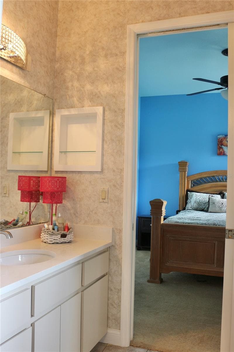 Dual access bath provides conveneince and privacy for family or guests - 6722 W SENTINEL BLUFF PATH, BEVERLY HILLS