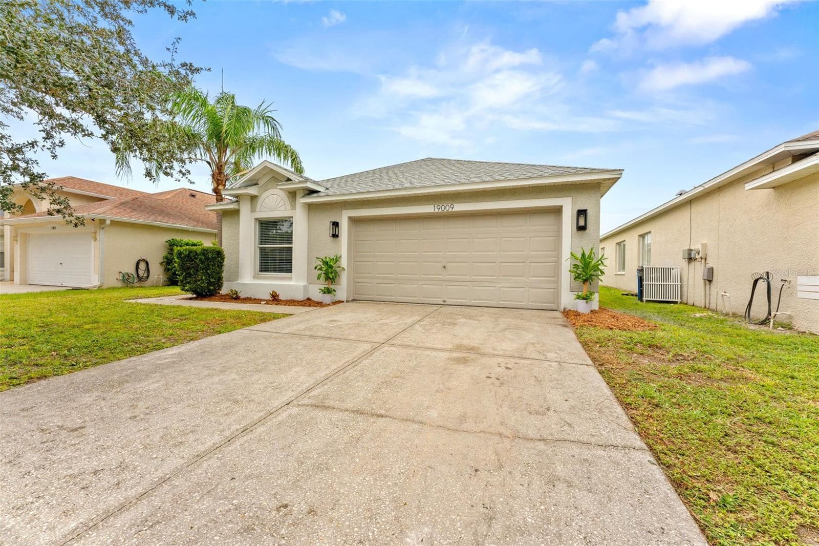 Single Family Residence at 19009 FISHERMANS BEND DR, LUTZ, photo 2 of 56