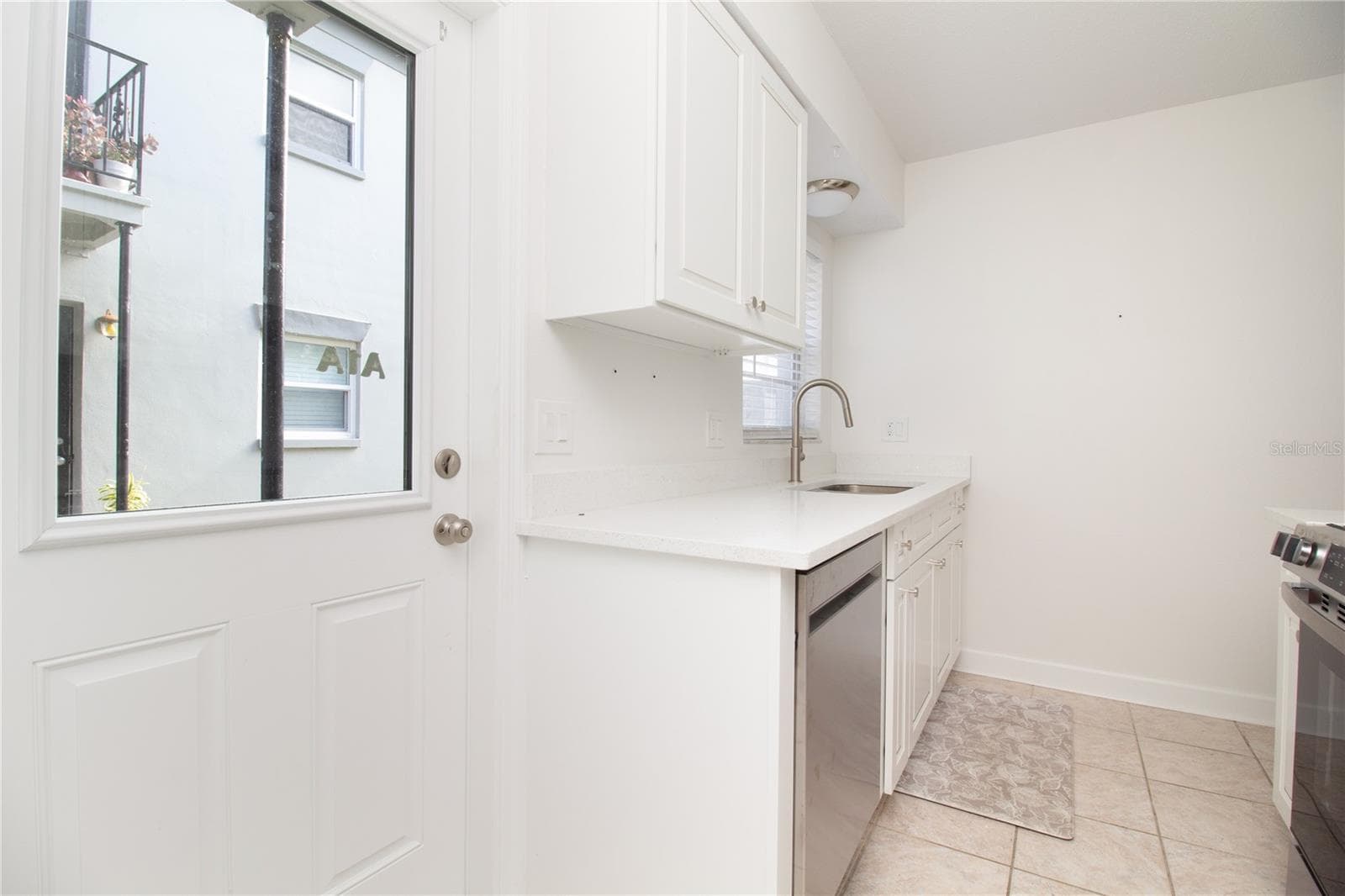 Kitchen with private entrance - 6940 A SUNSET DR S #1A, SOUTH PASADENA
