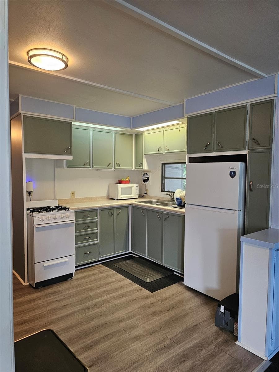 Mobile Home at 37433 HAMMOND DR, ZEPHYRHILLS, photo 6 of 29